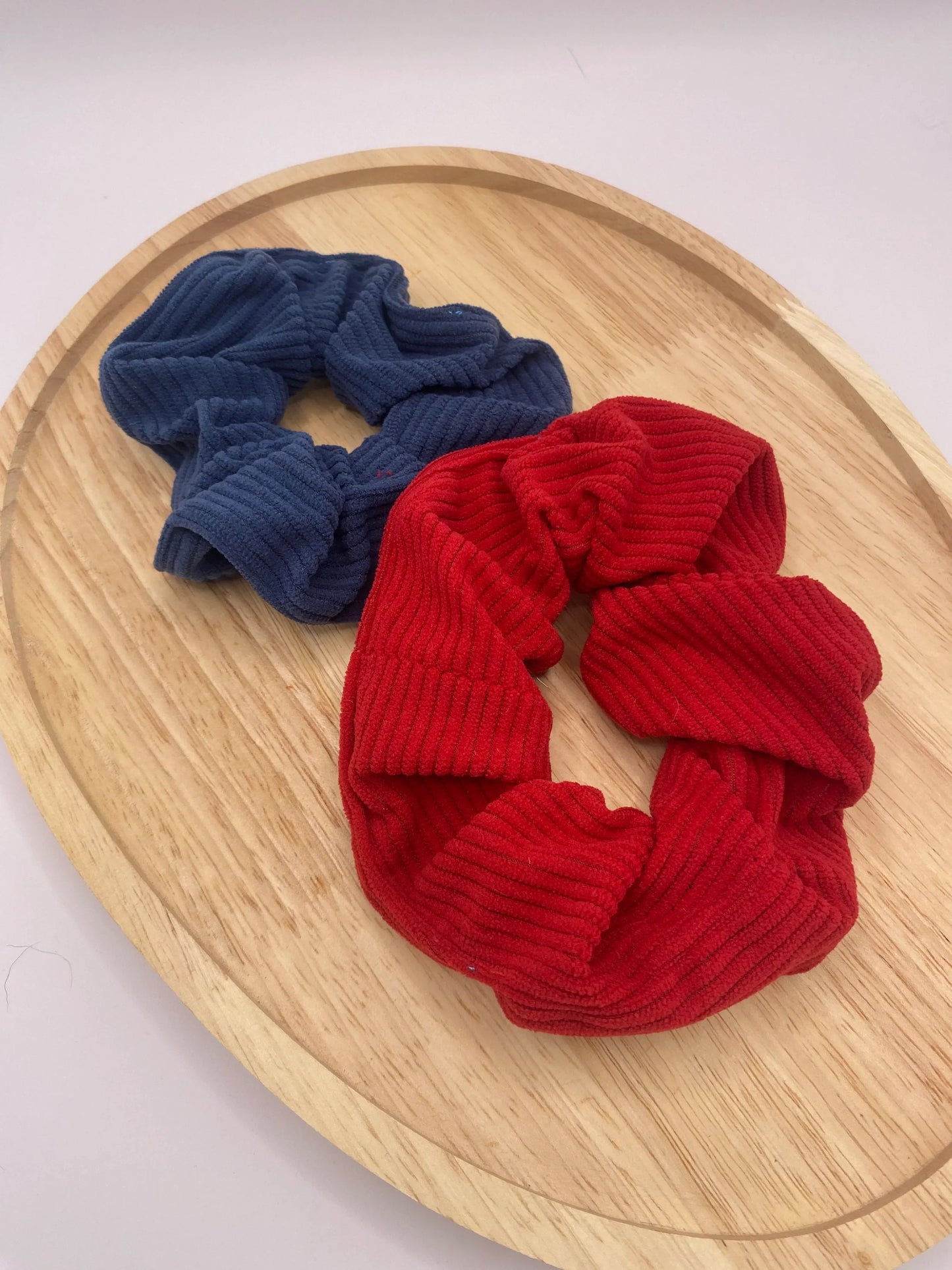 chouchou_cheveux_fait_main_en_velours_rouge_ou_bleu - Mon EcoKit