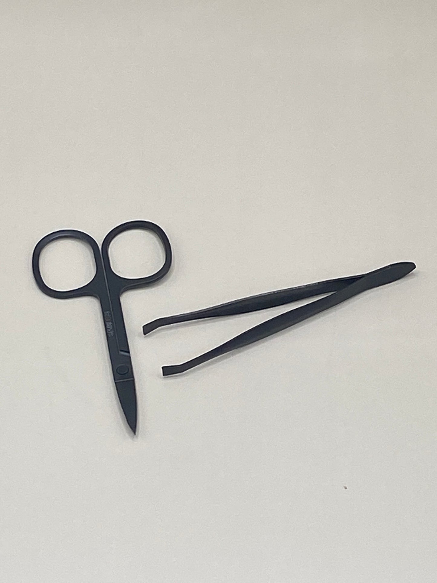 💅 Ce kit de manucure en format compact contient l’essentiel pour des ongles soignés partout. Le tout présenté dans un pochon en toile de jute naturelle, pratique et responsable.