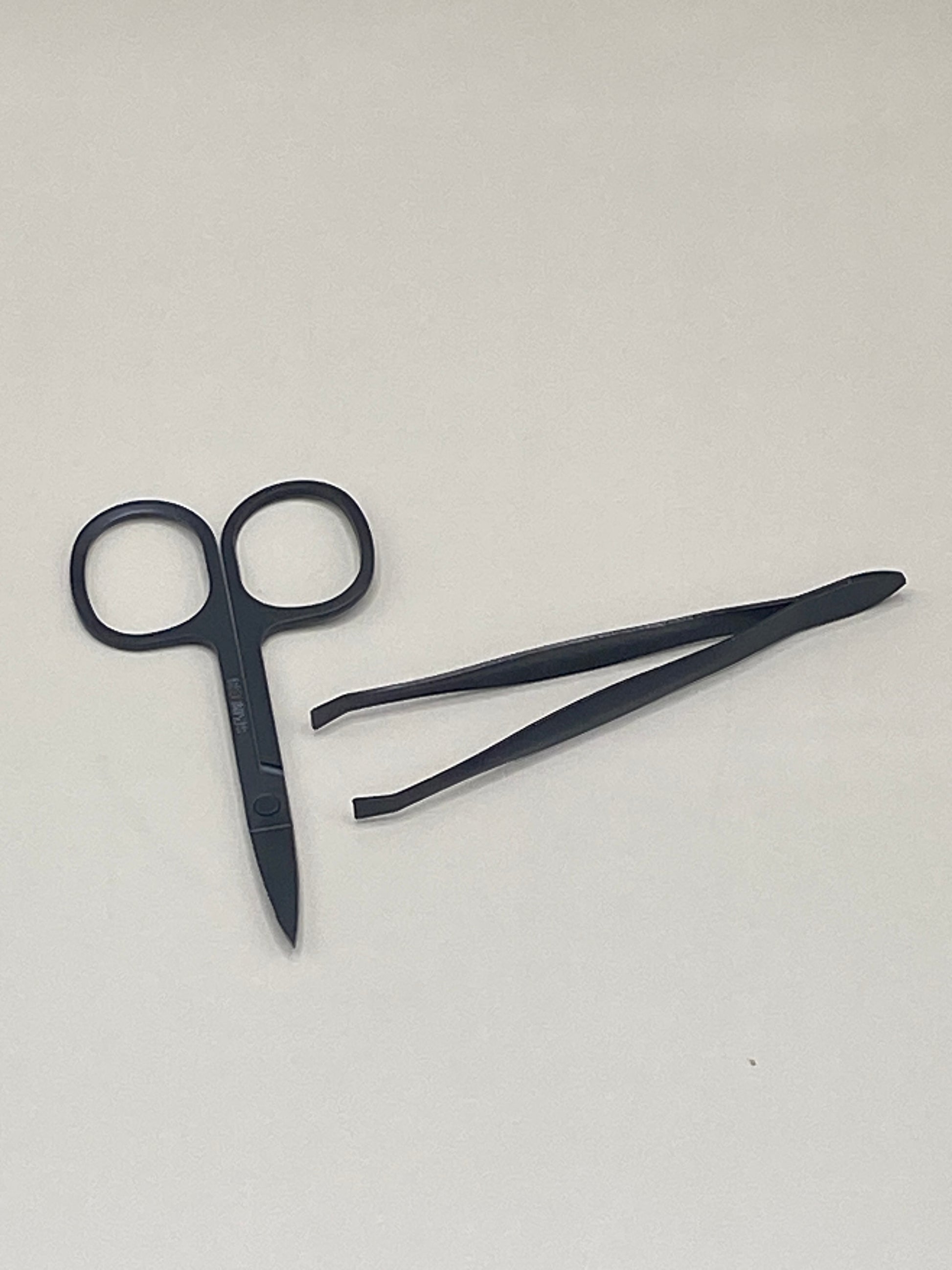 💅 Ce kit de manucure en format compact contient l’essentiel pour des ongles soignés partout. Le tout présenté dans un pochon en toile de jute naturelle, pratique et responsable.
