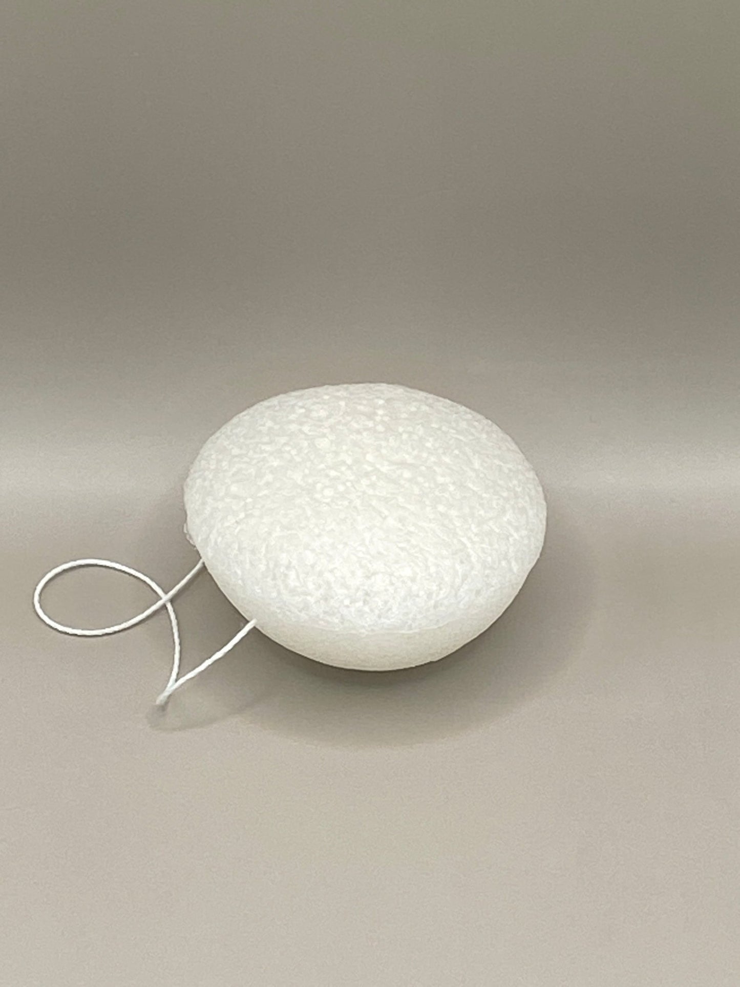 Éponge konjac naturelle nettoyante et exfoliante pour peau douce et purifiée
