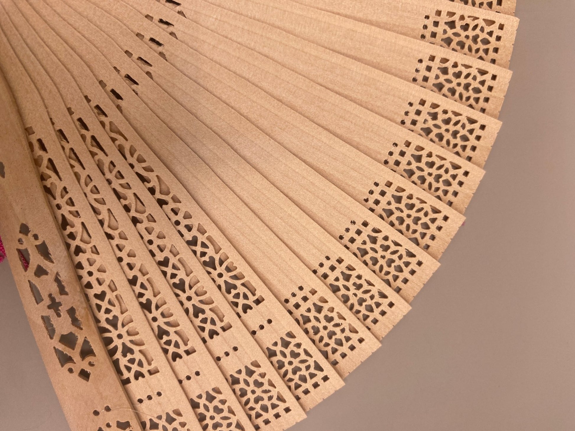 Éventail en bambou naturel ajouré léger pour se rafraîchir
