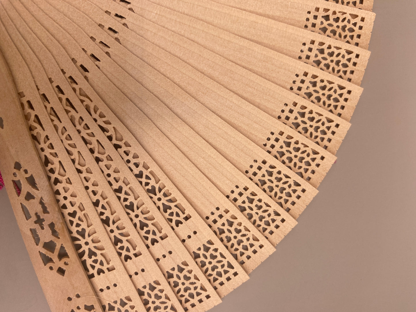 Un accessoire raffiné et utile pour se rafraîchir avec grâce. Cet éventail ajouré en bambou, orné d’un pompon décoratif, allie tradition, élégance et durabilité.