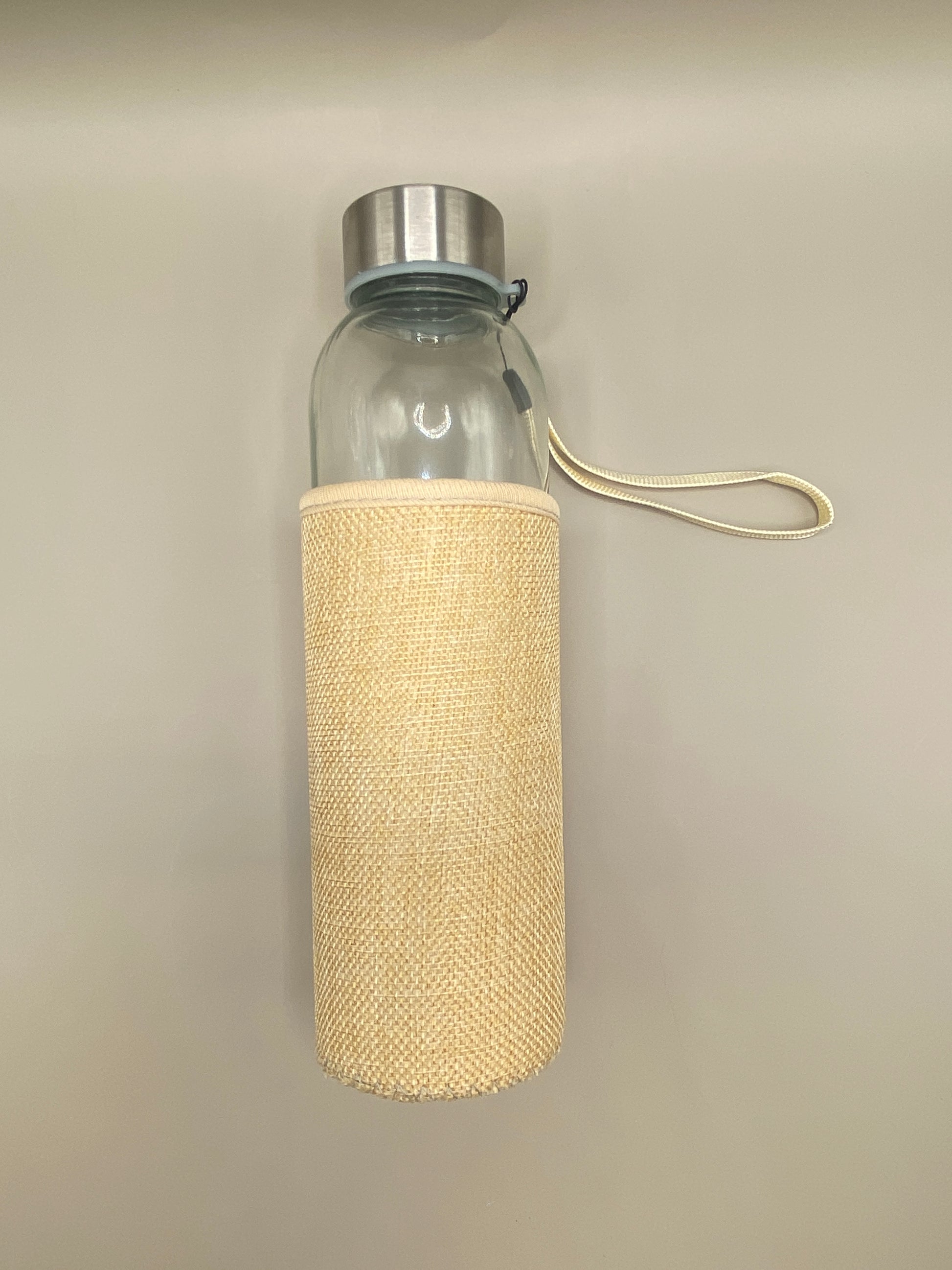 💧 Hydrate-toi au quotidien sans générer de déchets ! Cette gourde en verre avec étui en jute de 500 ml est légère, solide&nbsp; pour l’emmener partout avec toi.