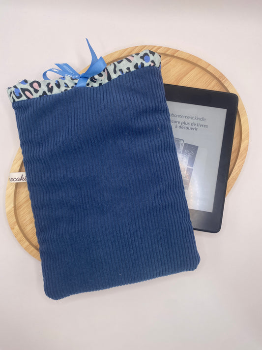 housse pour livre de poche artisanale en velours bleu et motif leopard