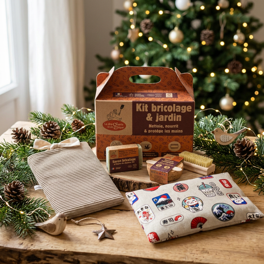 Coffret cadeau Noël Pause du bricoleur : kit soin des mains bricolage avec savon, baume et brosse, housse de livre en velours côtelé beige et coussin chauffant graines de colza à motif japonais sur une table en bois brut avec décorations de Noël