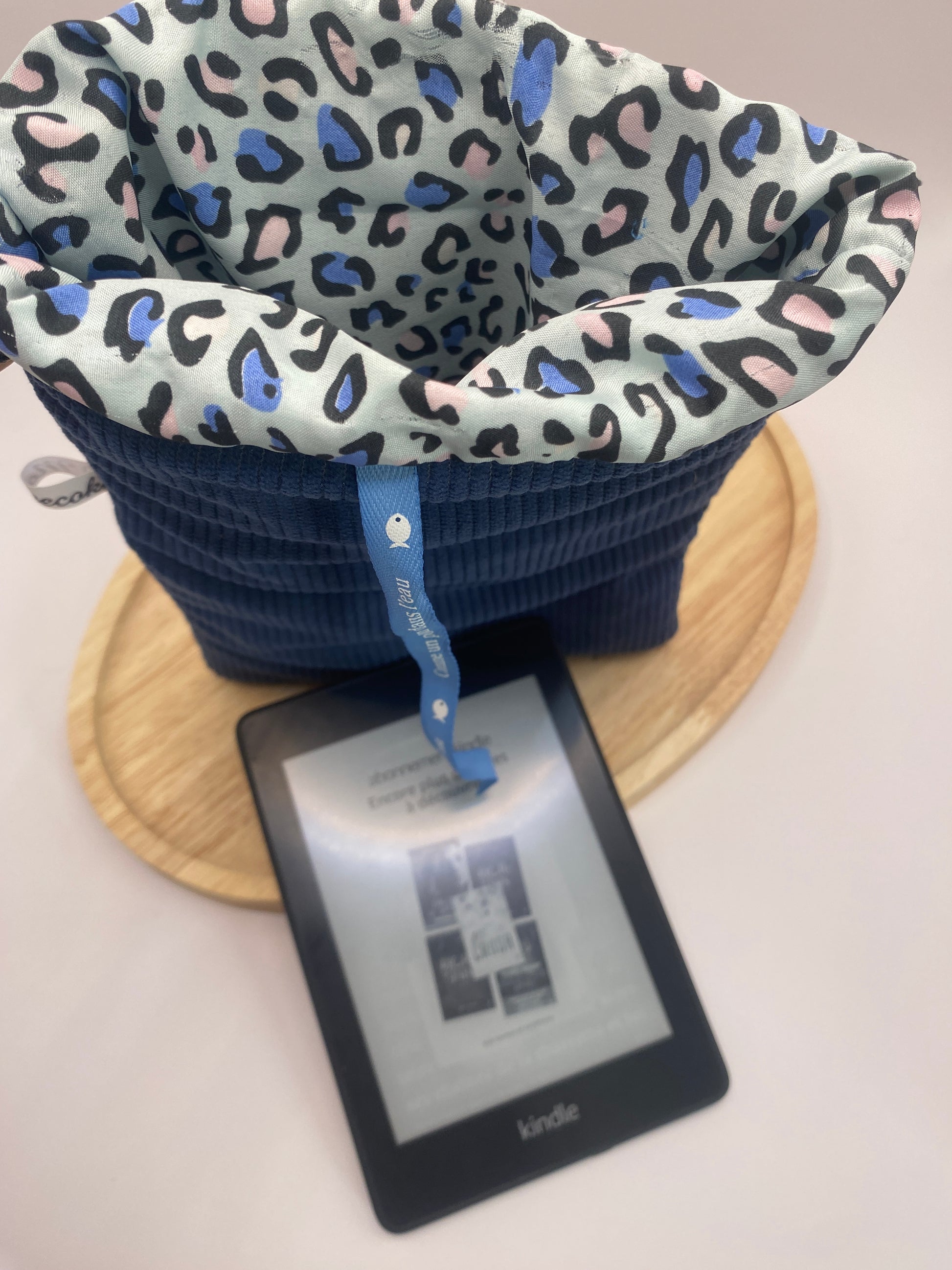 interieur housse livre de poche fait main en velours bleu et motif leopard