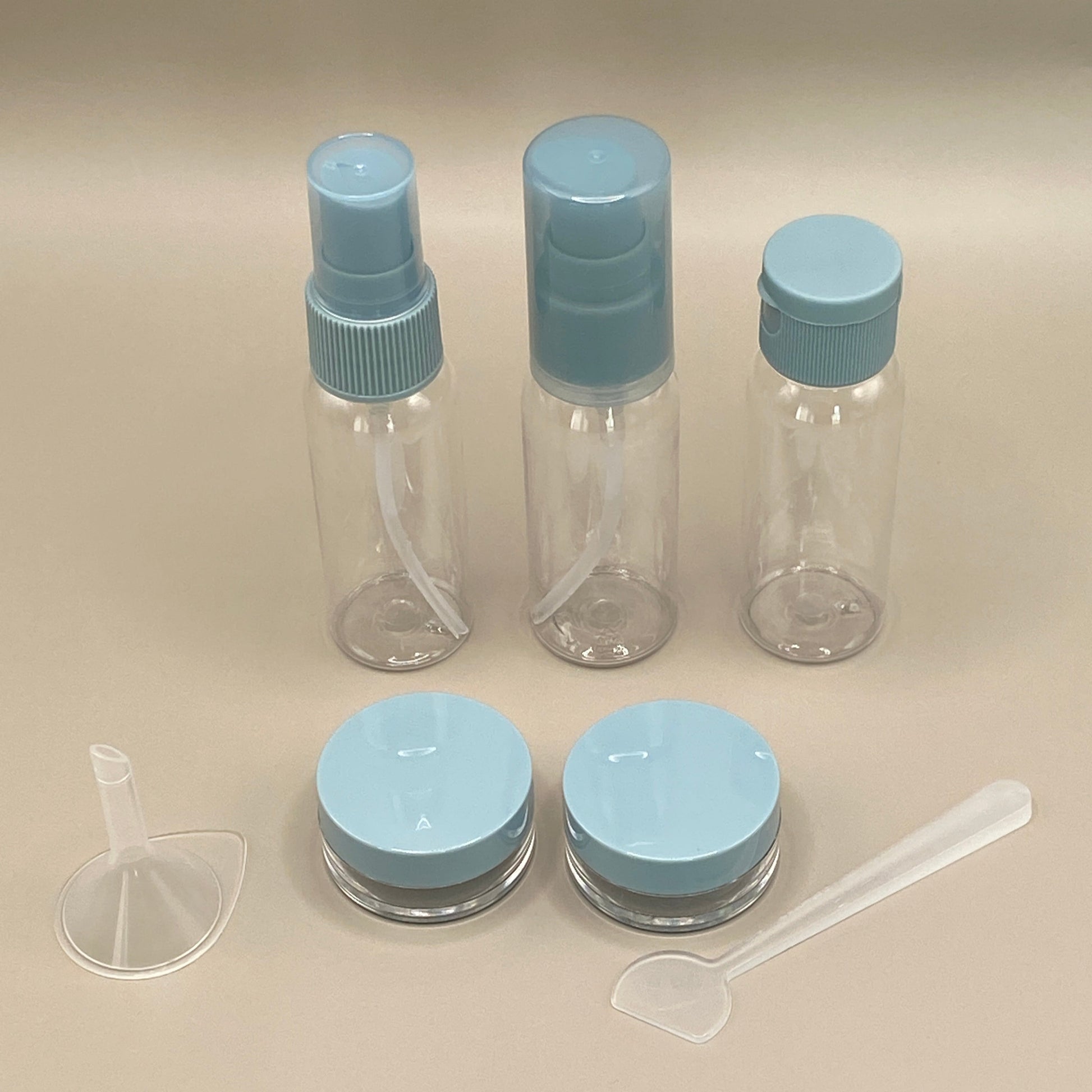 ✈️ Ce kit de voyage répond aux normes des compagnies aériennes pour les liquides en cabine. Composé de 6 contenants réutilisables et d’un mini entonnoir, il facilite tes déplacements tout en réduisant les déchets.