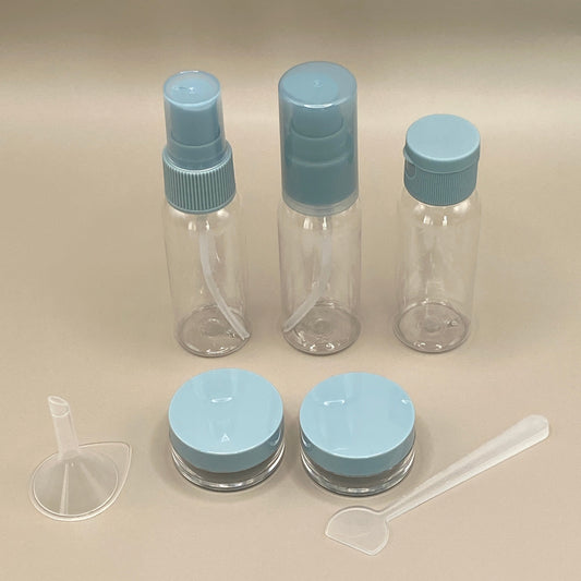 ✈️ Ce kit de voyage répond aux normes des compagnies aériennes pour les liquides en cabine. Composé de 6 contenants réutilisables et d’un mini entonnoir, il facilite tes déplacements tout en réduisant les déchets.