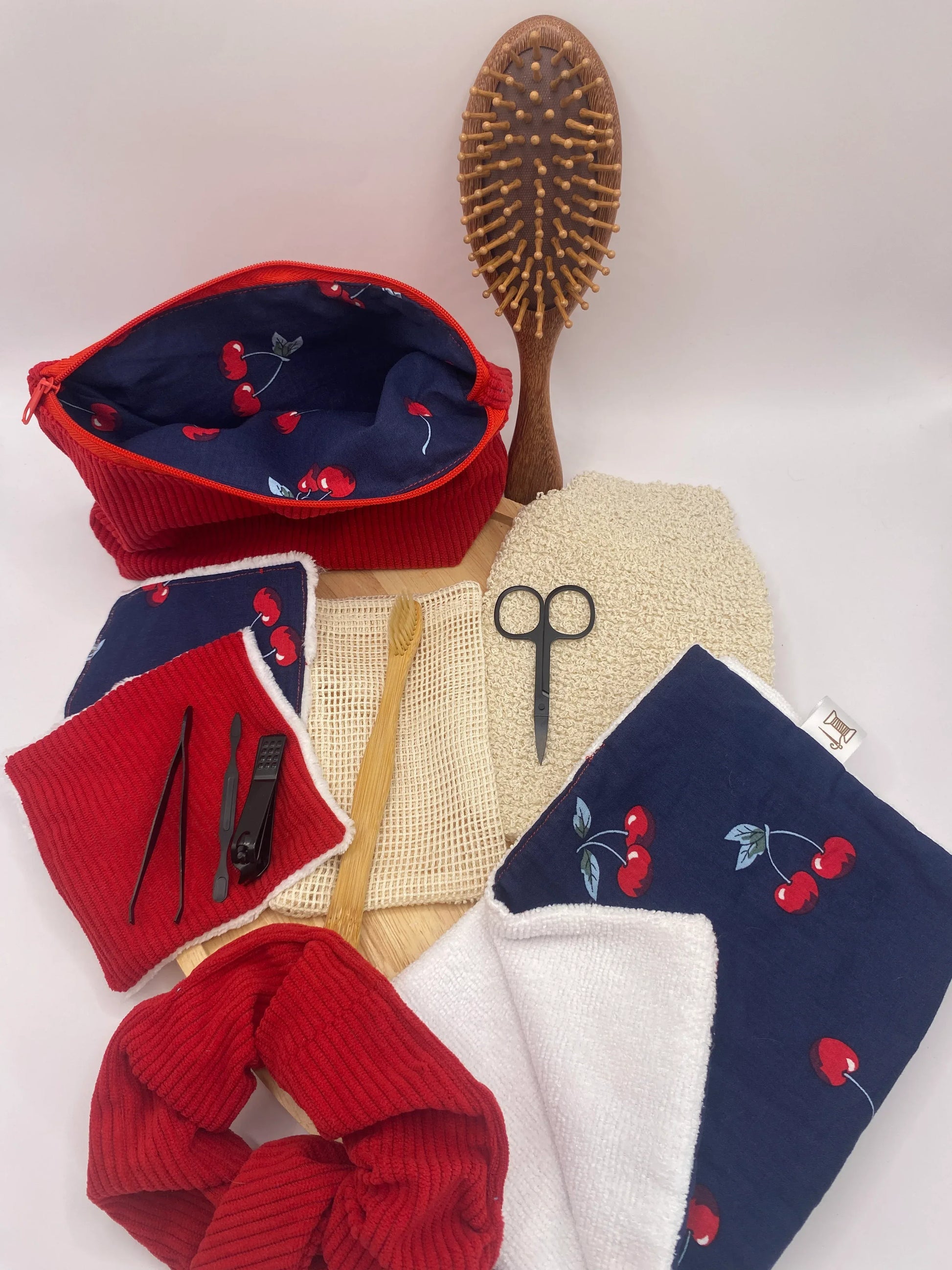 kit_hygiene_artisanal_avec_cr_ations_ipcycl_es_en_velours_rouge_et_motif_cerise - Mon EcoKit