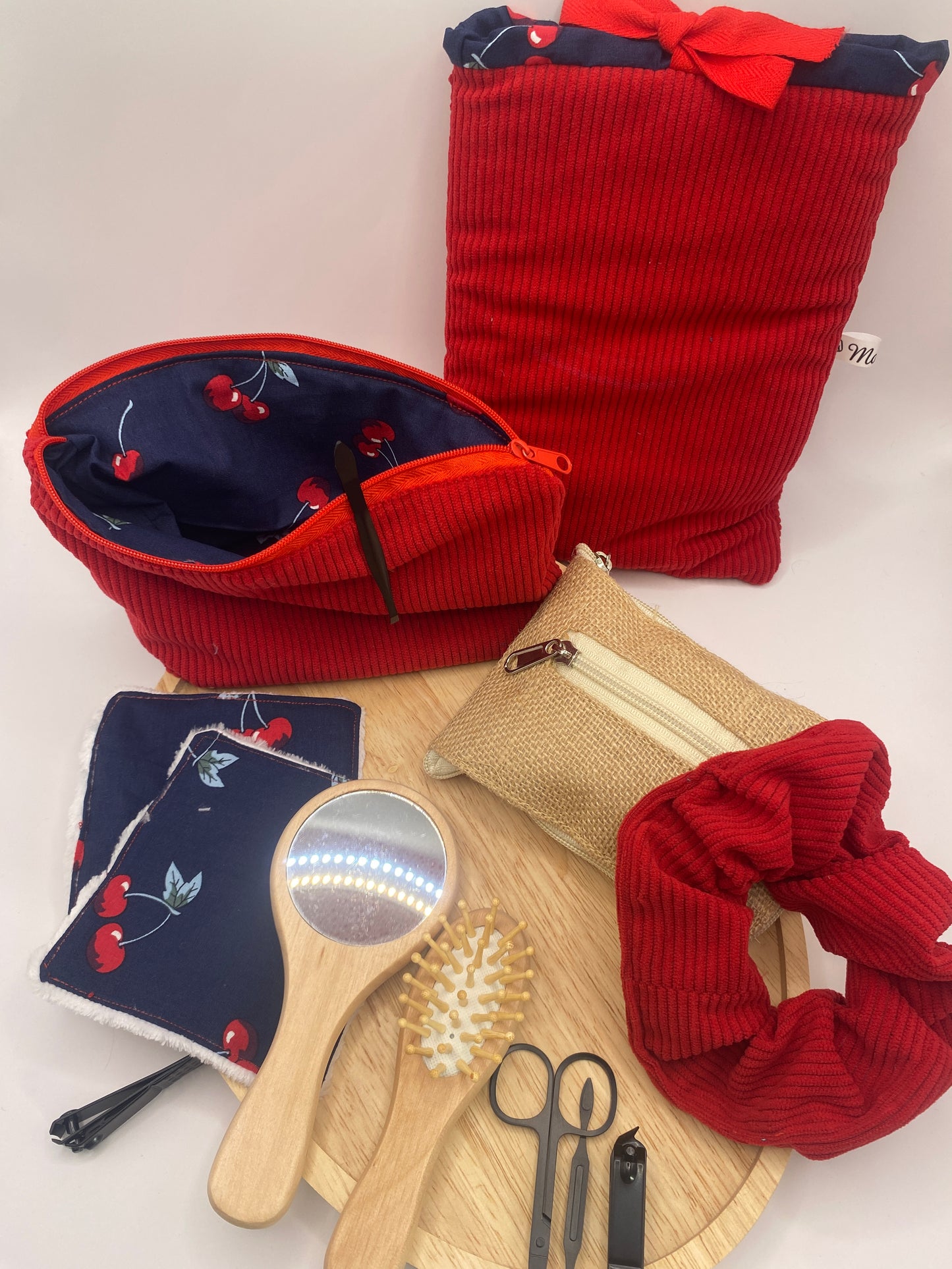 kit sac à main fait main avec créations upcyclées et accessoires eco responsable en velours rouge et motif cerise