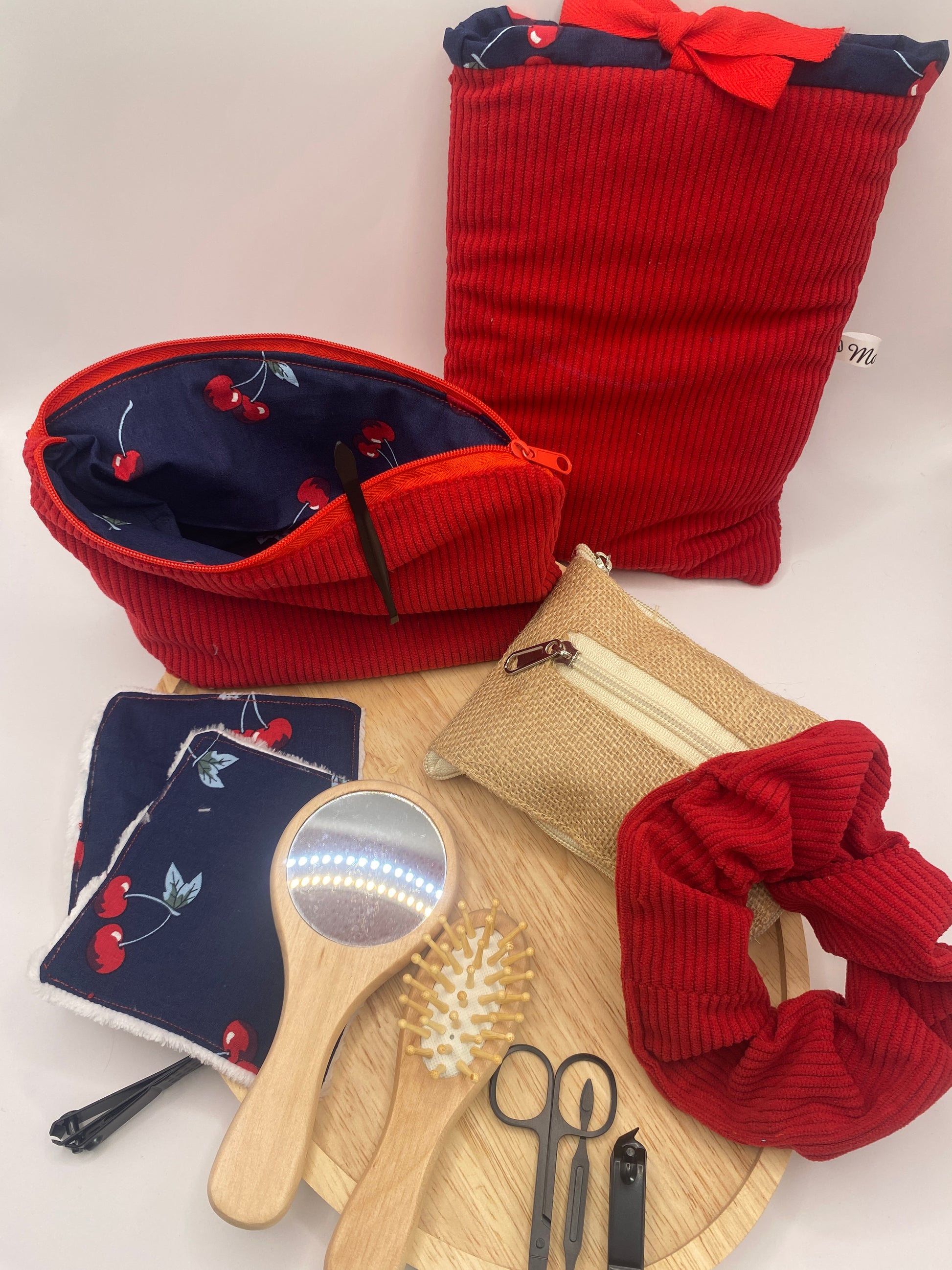 kit sac à main fait main avec créations upcyclées et accessoires eco responsable en velours rouge et motif cerise