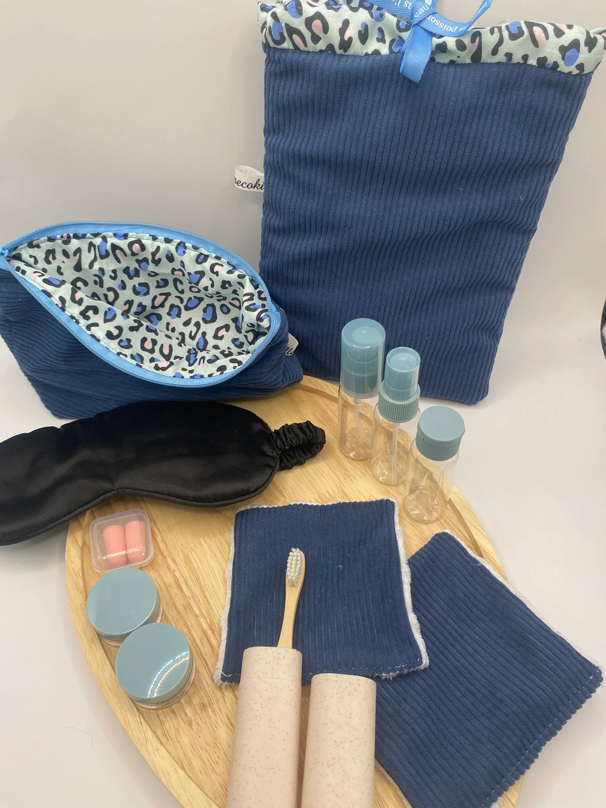 kit_voyage_artisanal_en_velours_bleu_et_motif_leopard - Mon EcoKit