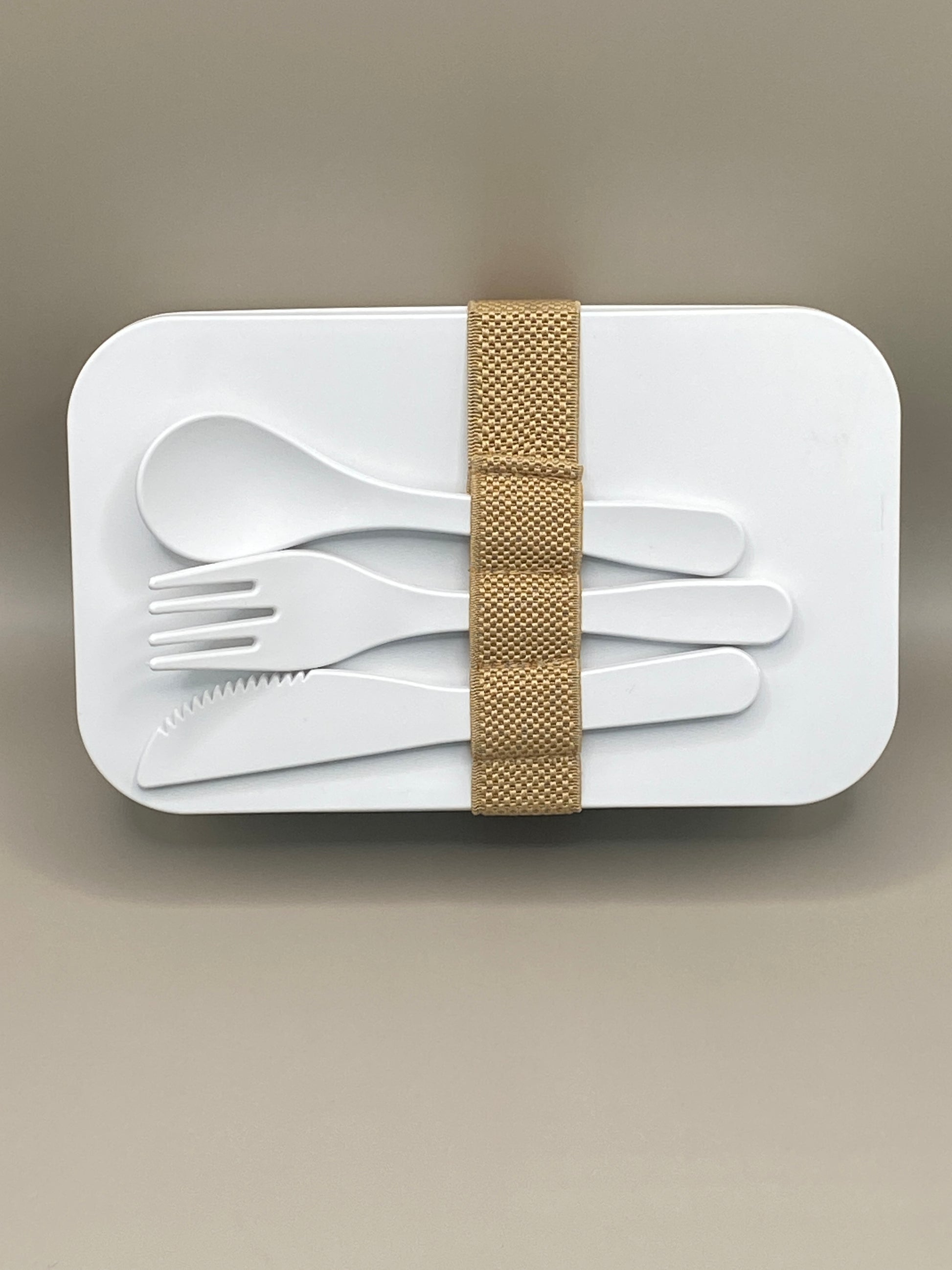 🍱 Emporte ton déjeuner partout avec style et conscience ! Cette lunch box blanche 1 litre est fabriquée en PLA 100 % compostable, sans BPA, et fournie avec un élastique de maintien et un set de couverts assortis.