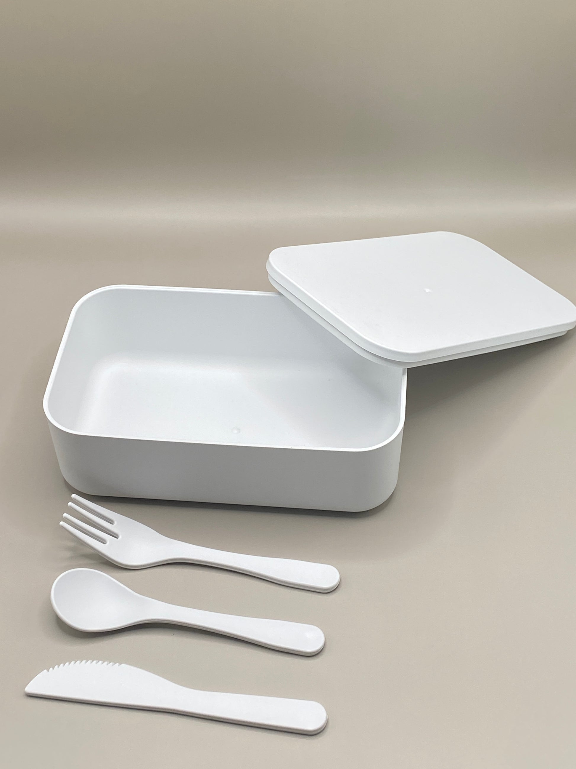 🍱 Emporte ton déjeuner partout avec style et conscience ! Cette lunch box blanche 1 litre est fabriquée en PLA 100 % compostable, sans BPA, et fournie avec un élastique de maintien et un set de couverts assortis.