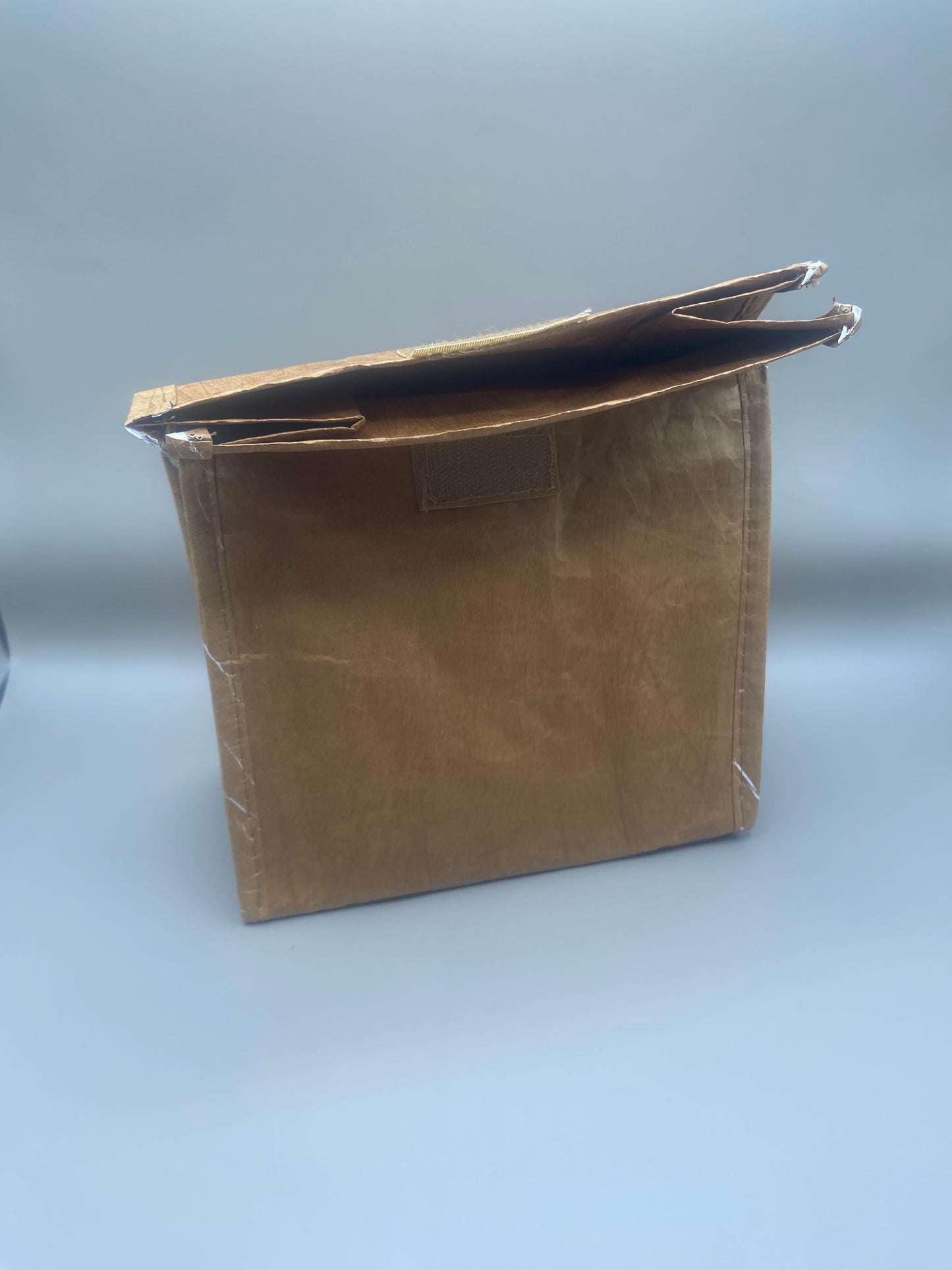 🥪 Un sac malin pour emporter ton déjeuner tout en réduisant les déchets. Fabriqué en papier recyclé laminé, avec intérieur isotherme en aluminium et fermeture velcro : durable, léger, et naturellement stylé.