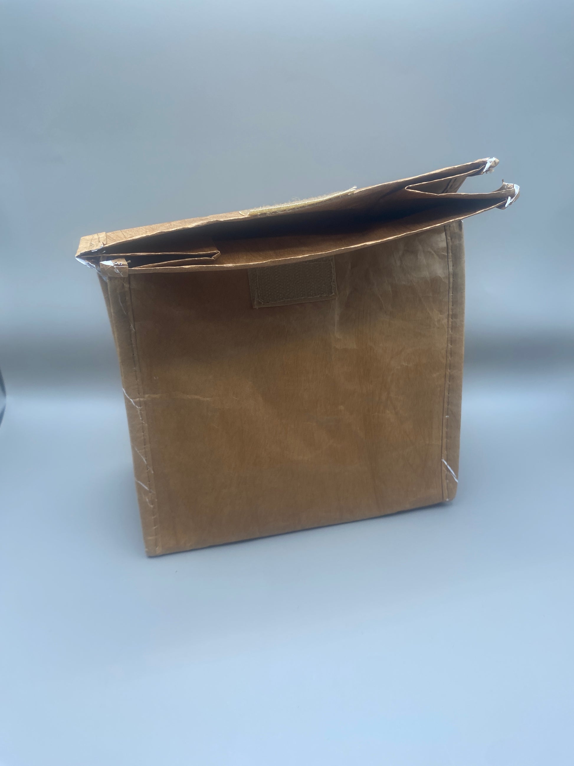 🥪 Un sac malin pour emporter ton déjeuner tout en réduisant les déchets. Fabriqué en papier recyclé laminé, avec intérieur isotherme en aluminium et fermeture velcro : durable, léger, et naturellement stylé.