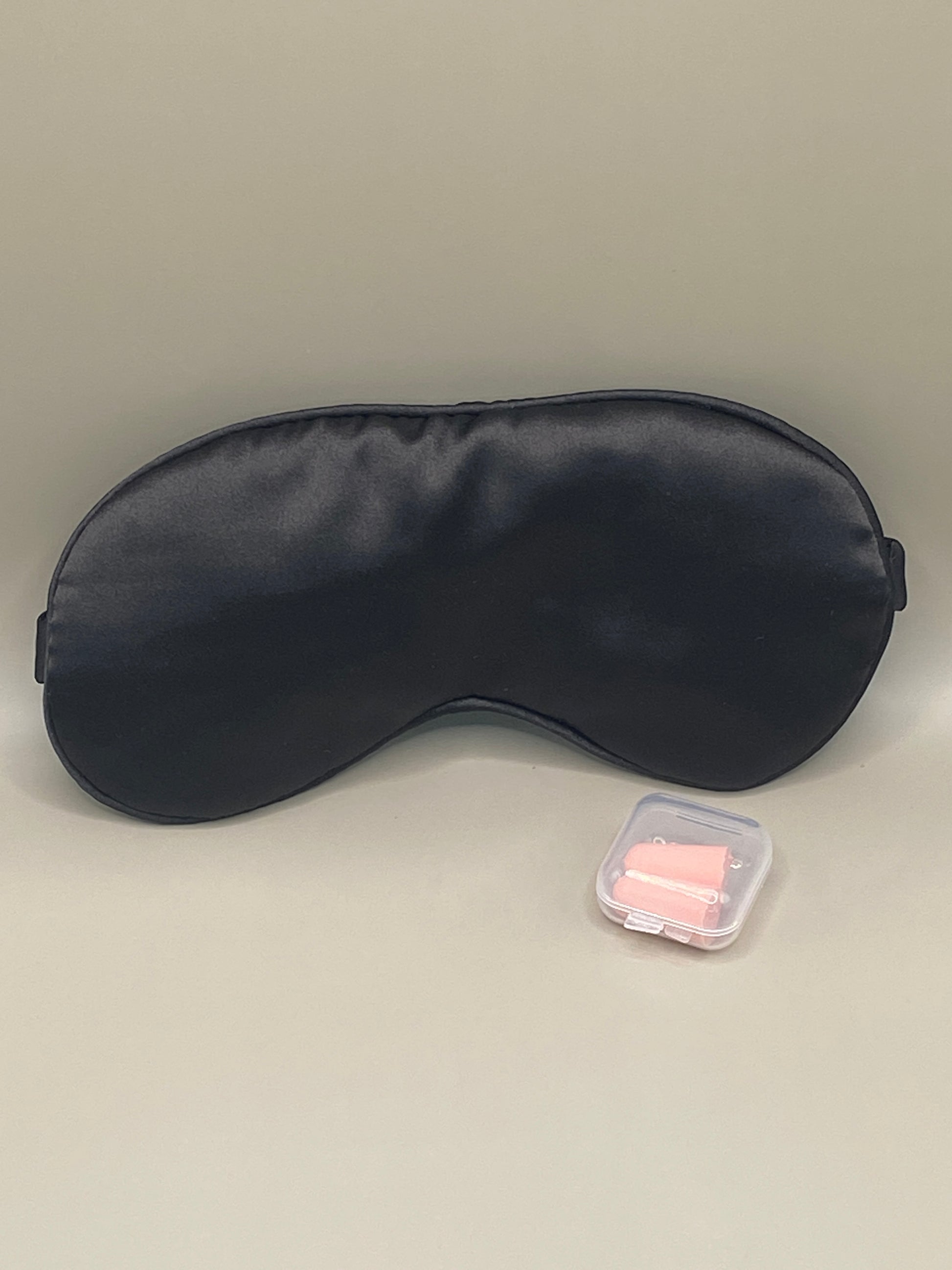 😴 Offre-toi une nuit paisible où que tu sois ! Ce masque de nuit en soie, accompagné d’une paire de bouchons d’oreilles, est livré dans un pochon . Confort absolu garanti.