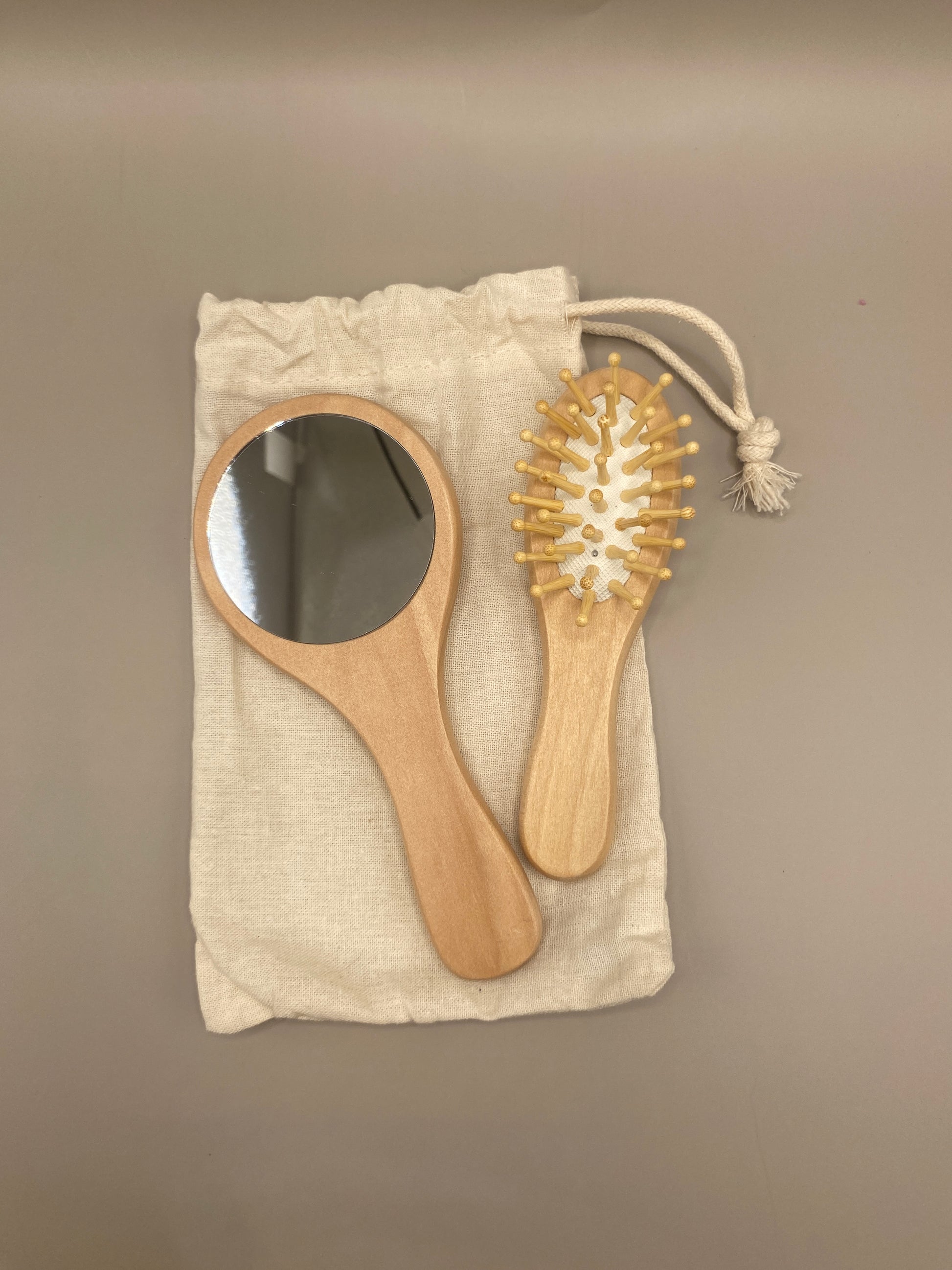 Un duo d’essentiels beauté à glisser dans son sac ou sa trousse. Élégants, durables et 100 % sans plastique, ils t’accompagnent au quotidien ou en voyage.