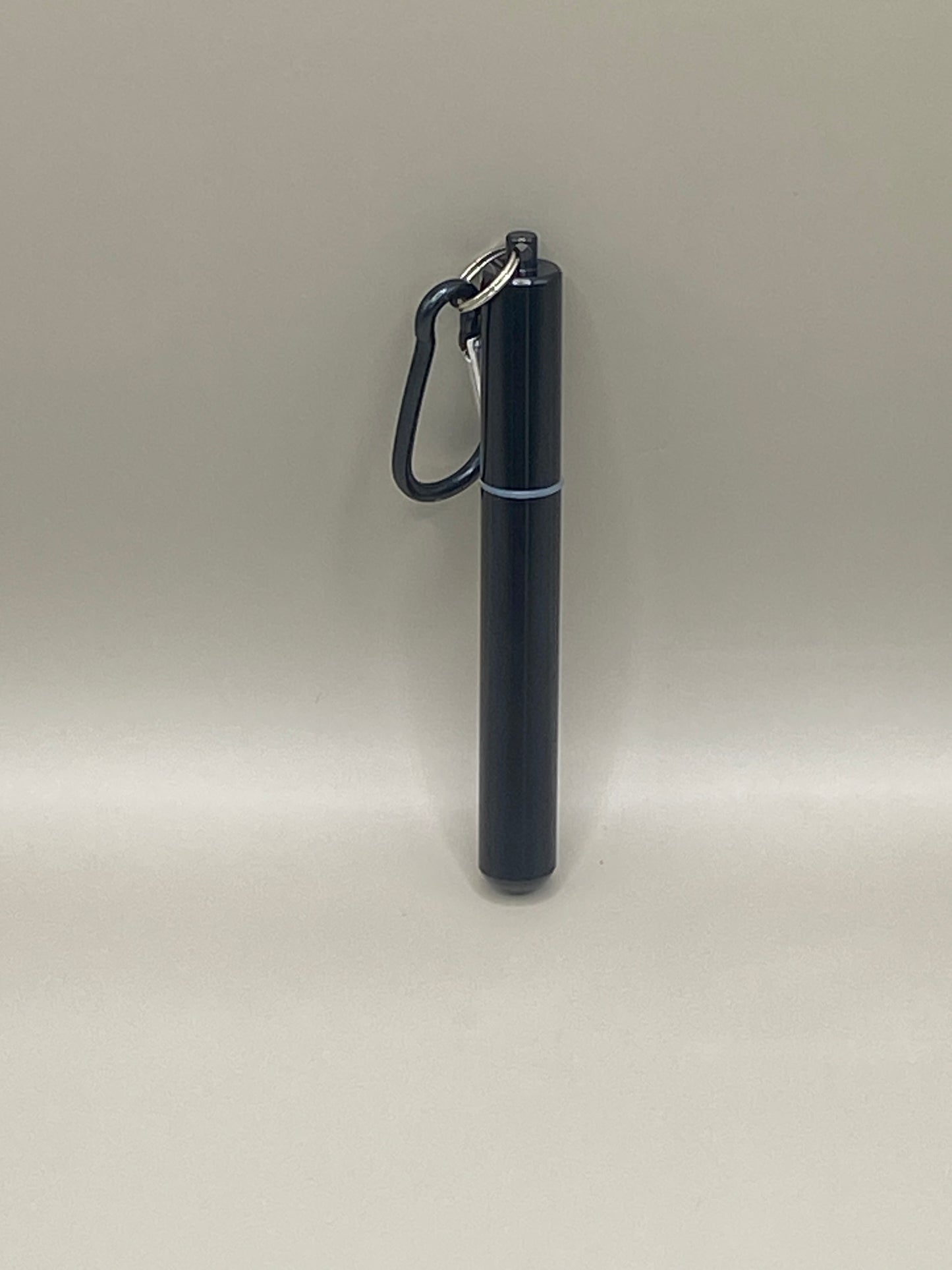 🥤 Remplace les pailles jetables par une alternative élégante et réutilisable ! Cette paille télescopique en inox argenté, extensible de 9,5 à 23,56 cm, est fournie avec un étui rigide, un mousqueton et un goupillon de nettoyage.