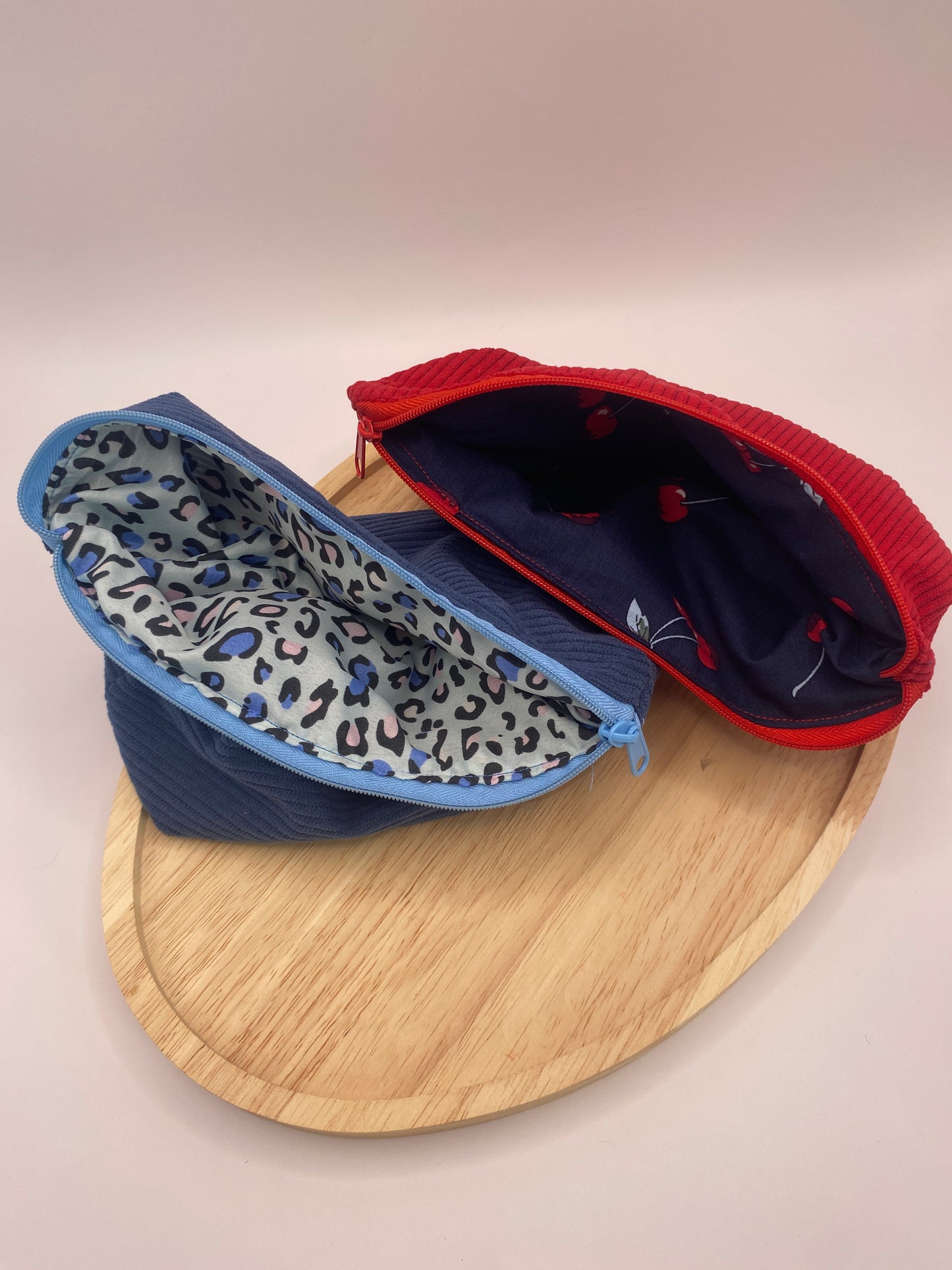 nouveauté pochette artisanale made in France en velours rouge et cerise ou velours bleu et leopard