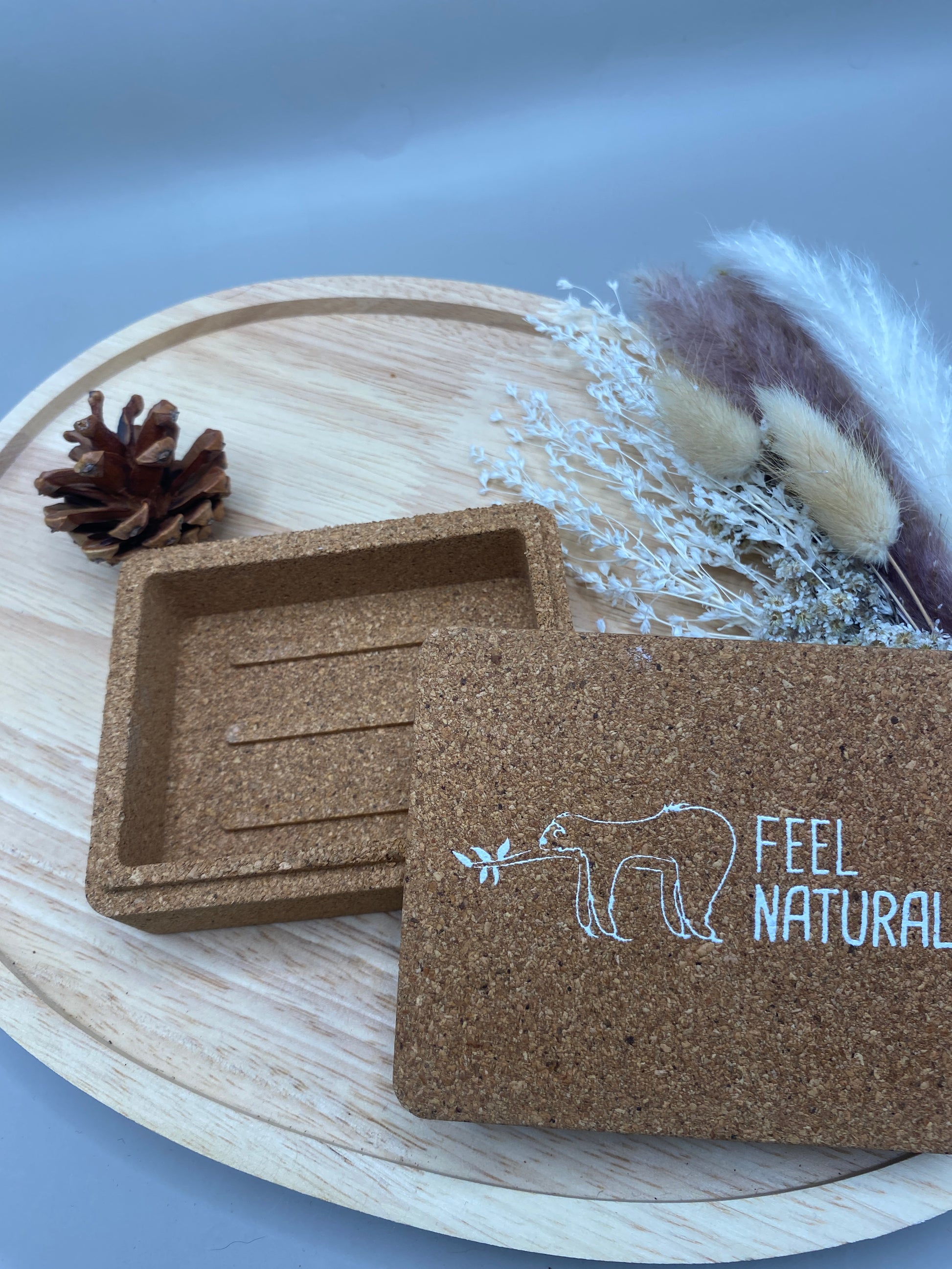 Porte-savon liège écologique ouvert avec savon solide zéro déchet
