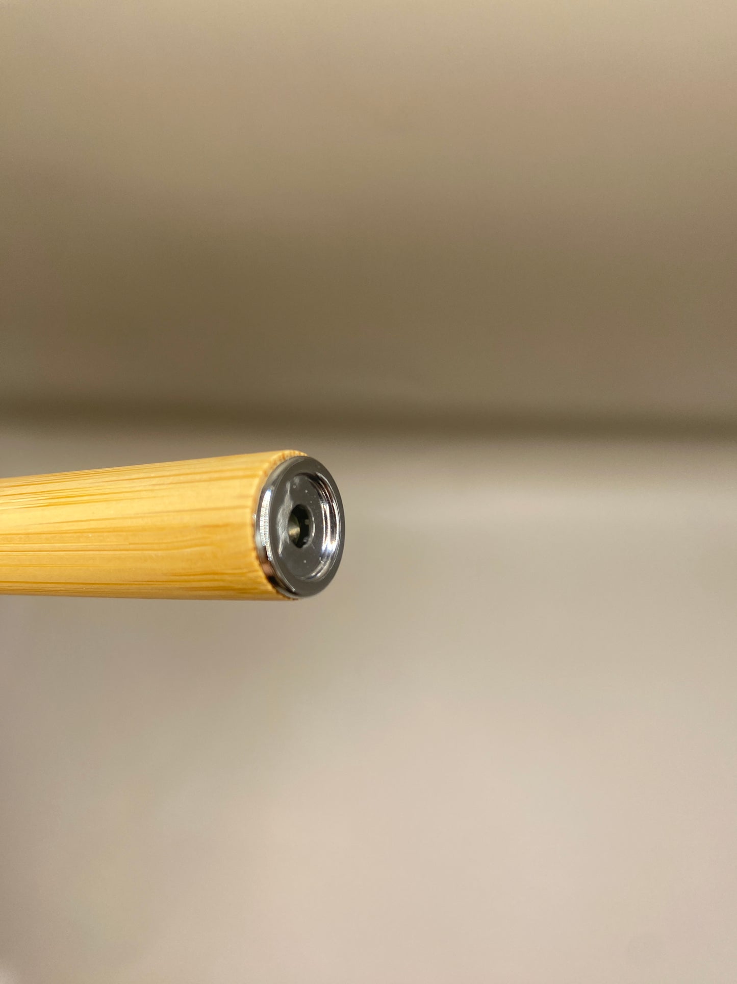 1 porte-clés en bambou avec lampe LED intégrée