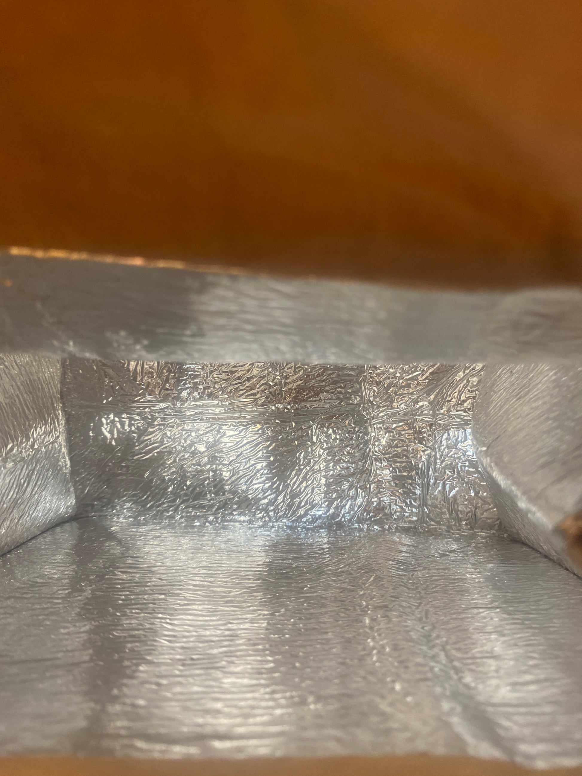 🥪 Un sac malin pour emporter ton déjeuner tout en réduisant les déchets. Fabriqué en papier recyclé laminé, avec intérieur isotherme en aluminium et fermeture velcro : durable, léger, et naturellement stylé.