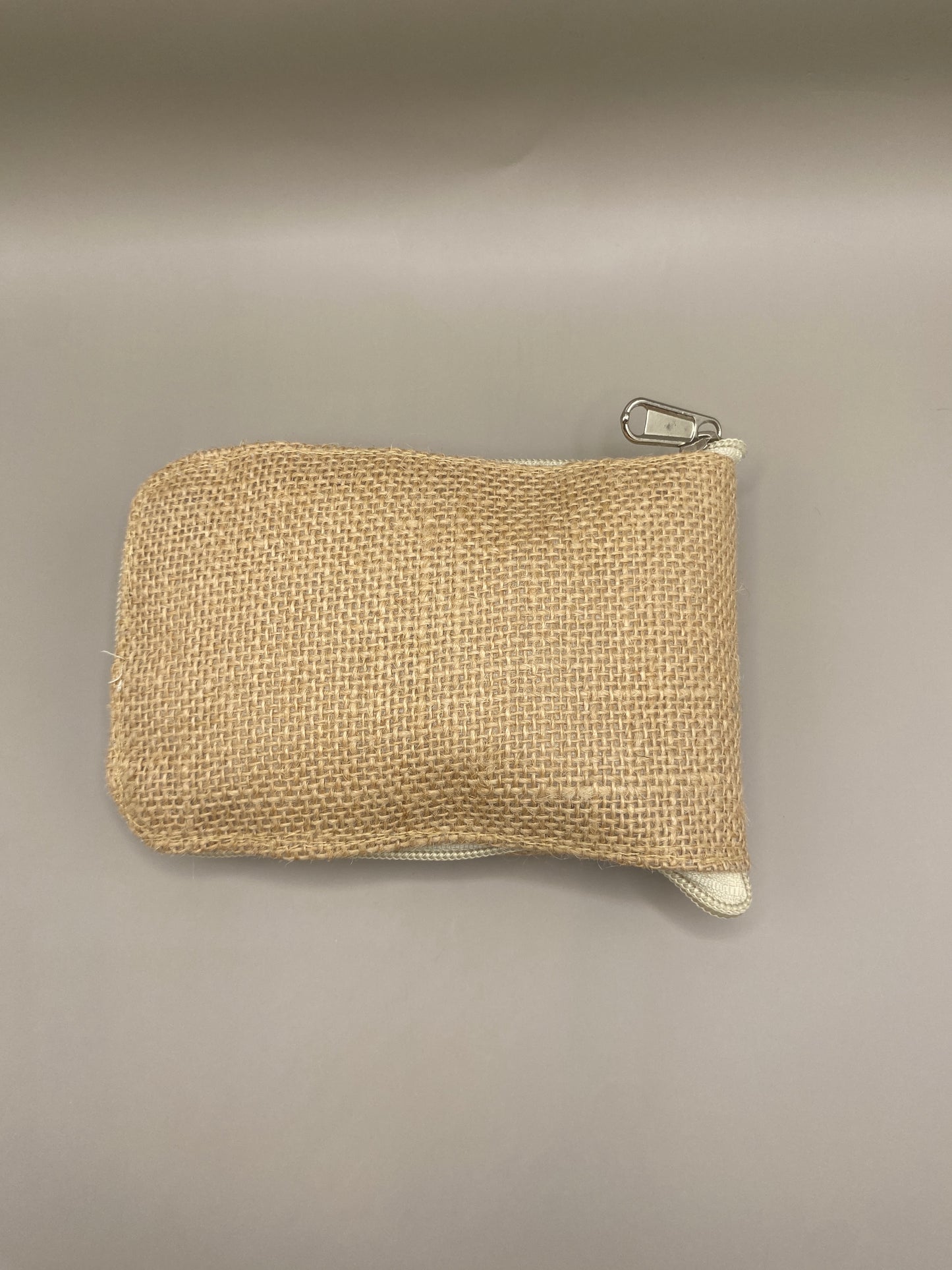👜 Un sac shopping écoresponsable, pliable et solide ! Mélange de coton doux et de toile de jute, avec une pochette zippée intégrée et des anses renforcées : le parfait compagnon zéro plastique.