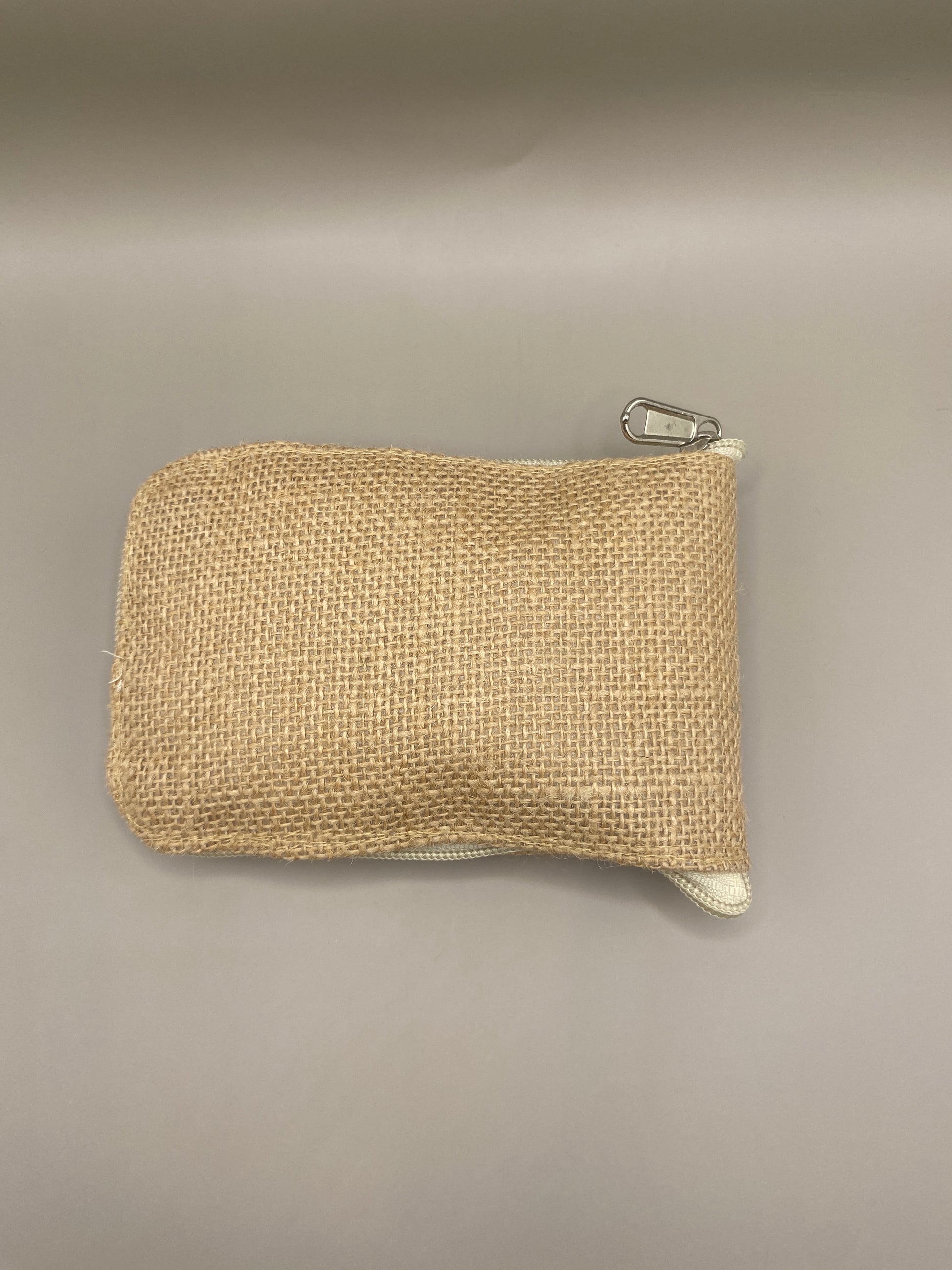 👜 Un sac shopping écoresponsable, pliable et solide ! Mélange de coton doux et de toile de jute, avec une pochette zippée intégrée et des anses renforcées : le parfait compagnon zéro plastique.