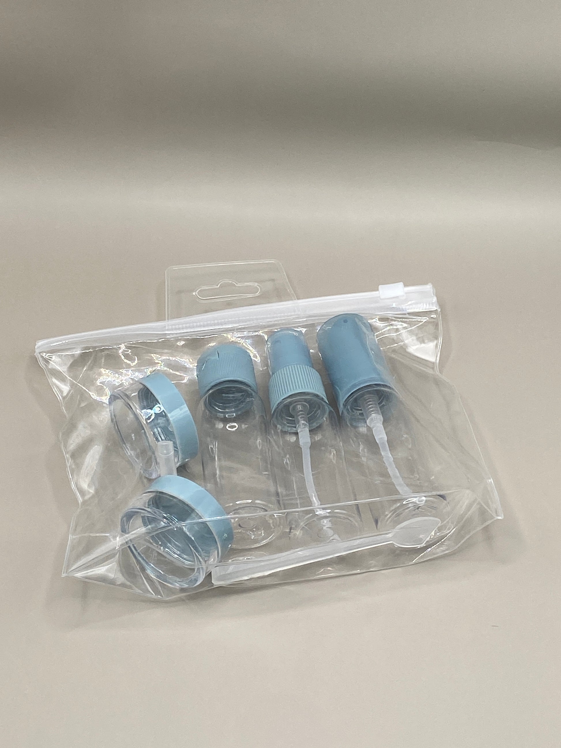 ✈️ Ce kit de voyage répond aux normes des compagnies aériennes pour les liquides en cabine. Composé de 6 contenants réutilisables et d’un mini entonnoir, il facilite tes déplacements tout en réduisant les déchets.