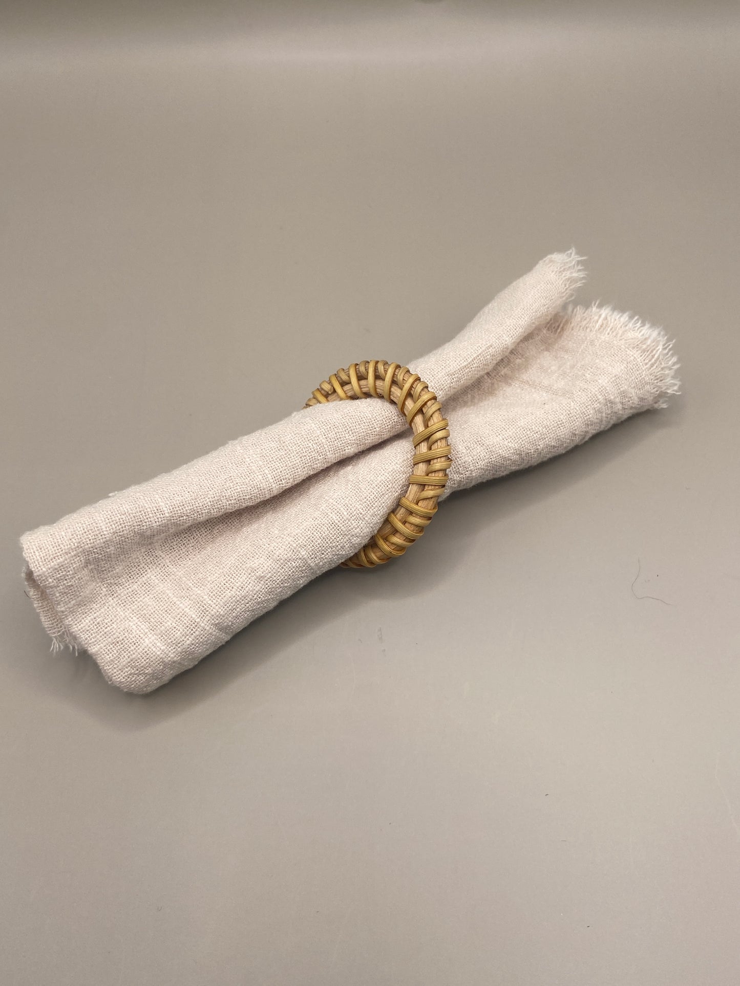 serviette en lin et coton avec son rond de serviette en osier