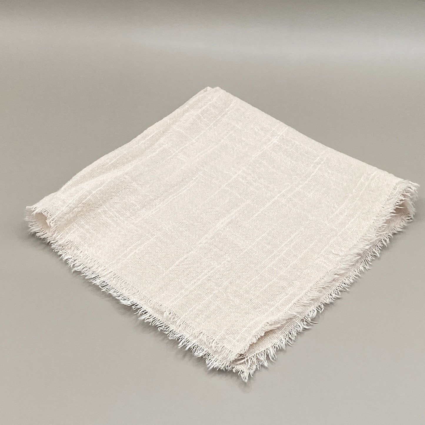🍽️ Apporte une touche naturelle et responsable à ta table avec cette serviette en mélange de lin et de coton. Lavable et réutilisable, elle allie simplicité et raffinement.