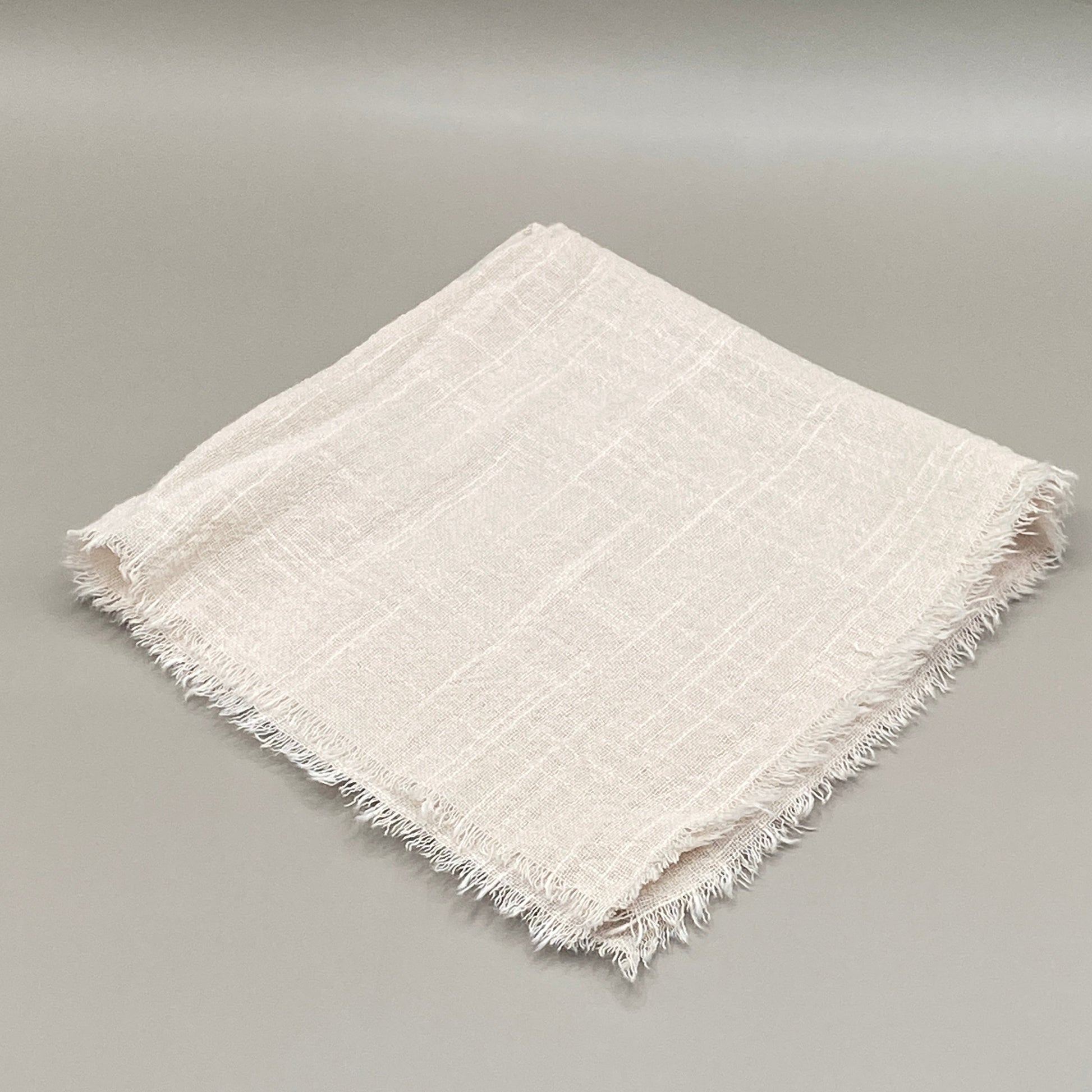 🍽️ Apporte une touche naturelle et responsable à ta table avec cette serviette en mélange de lin et de coton. Lavable et réutilisable, elle allie simplicité et raffinement.
