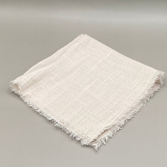 🍽️ Apporte une touche naturelle et responsable à ta table avec cette serviette en mélange de lin et de coton. Lavable et réutilisable, elle allie simplicité et raffinement.