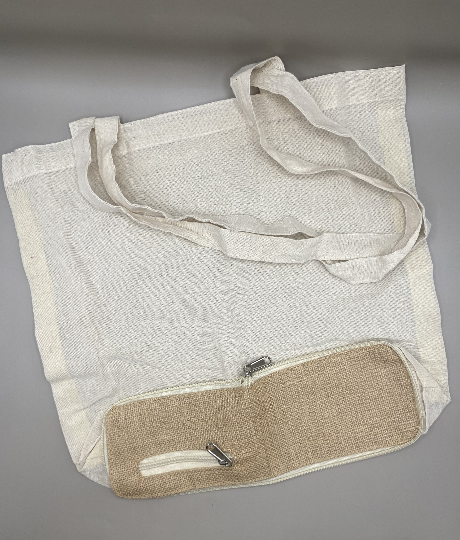👜 Un sac shopping écoresponsable, pliable et solide ! Mélange de coton doux et de toile de jute, avec une pochette zippée intégrée et des anses renforcées : le parfait compagnon zéro plastique.