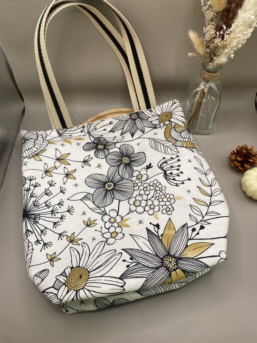 Tote bag artisanal en coton upcyclé, format 32x30 cm, cousu main, vue de face.