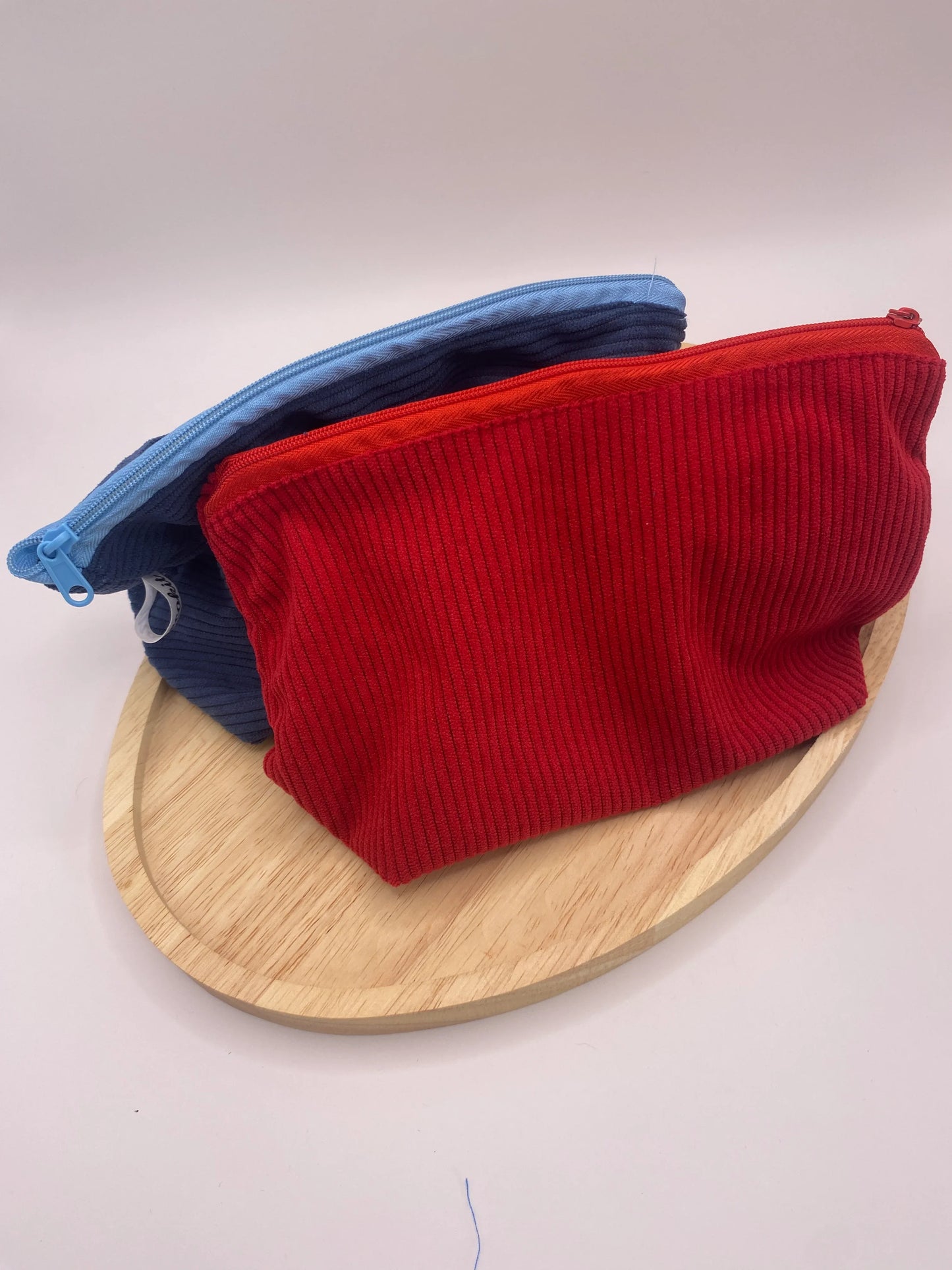 trousse à maquillage fait main en velours rouge et motif cerise ou velours bleu et motif leopard