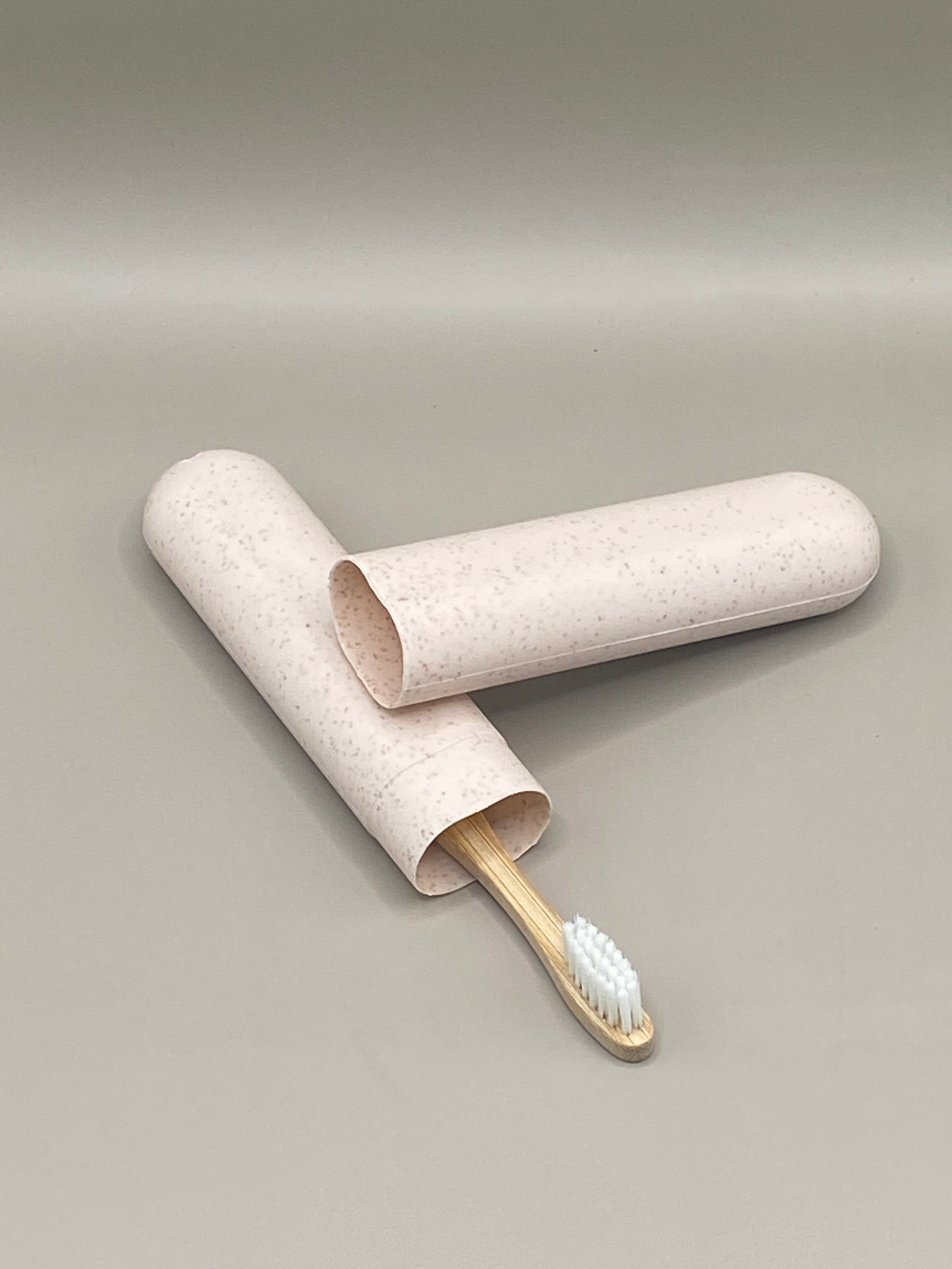 🪥 Protège ta brosse à dents en voyage tout en respectant la planète ! Cet étui en paille de blé beige de 21 cm est solide, hygiénique et parfait pour ta trousse nomade.