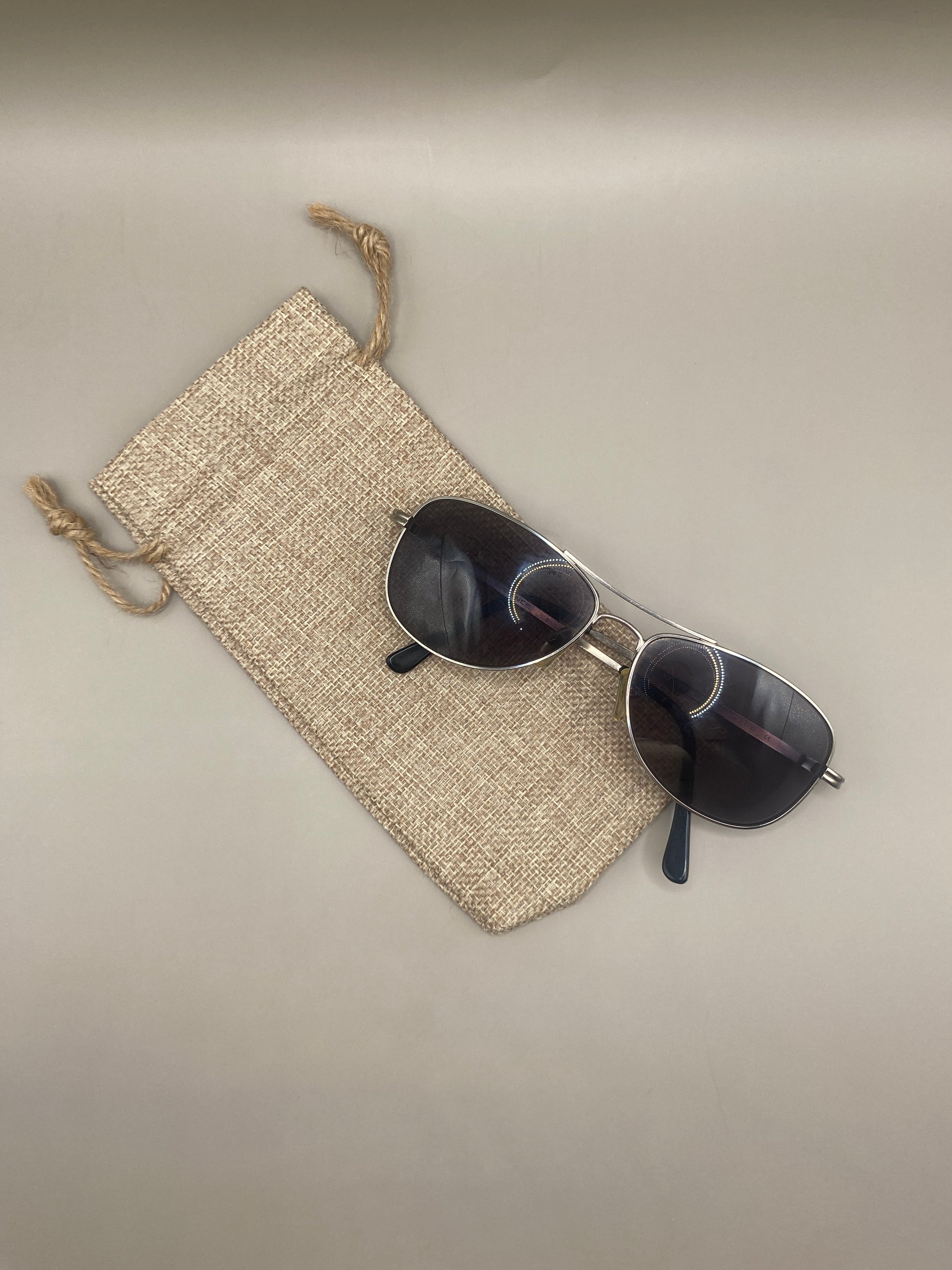 🕶️ Un étui souple et stylé pour protéger lunettes de soleil ou de vue. Fabriqué en toile de jute avec intérieur coton bio, il allie résistance, douceur et éthique.