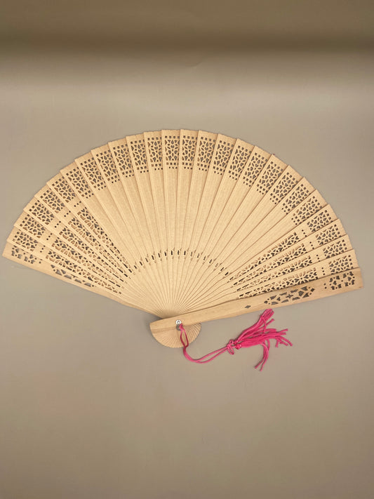 Un accessoire raffiné et utile pour se rafraîchir avec grâce. Cet éventail ajouré en bambou, orné d’un pompon décoratif, allie tradition, élégance et durabilité.